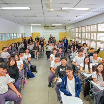 Estudiantes de 3° año debaten sobre la nueva Constitución antes de la Promesa de Lealtad