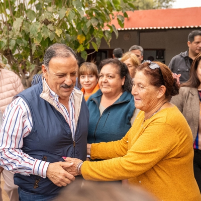Vecinos afectados por el temporal recibieron a Quintela en sus viviendas refaccionadas