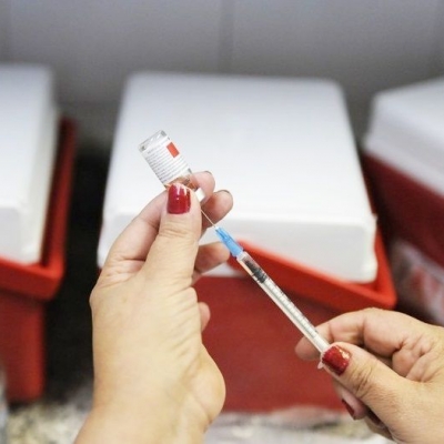 Polémica por la falta de vacunas: el Gobierno asegura que no hay problemas, pero referentes médicos reclaman